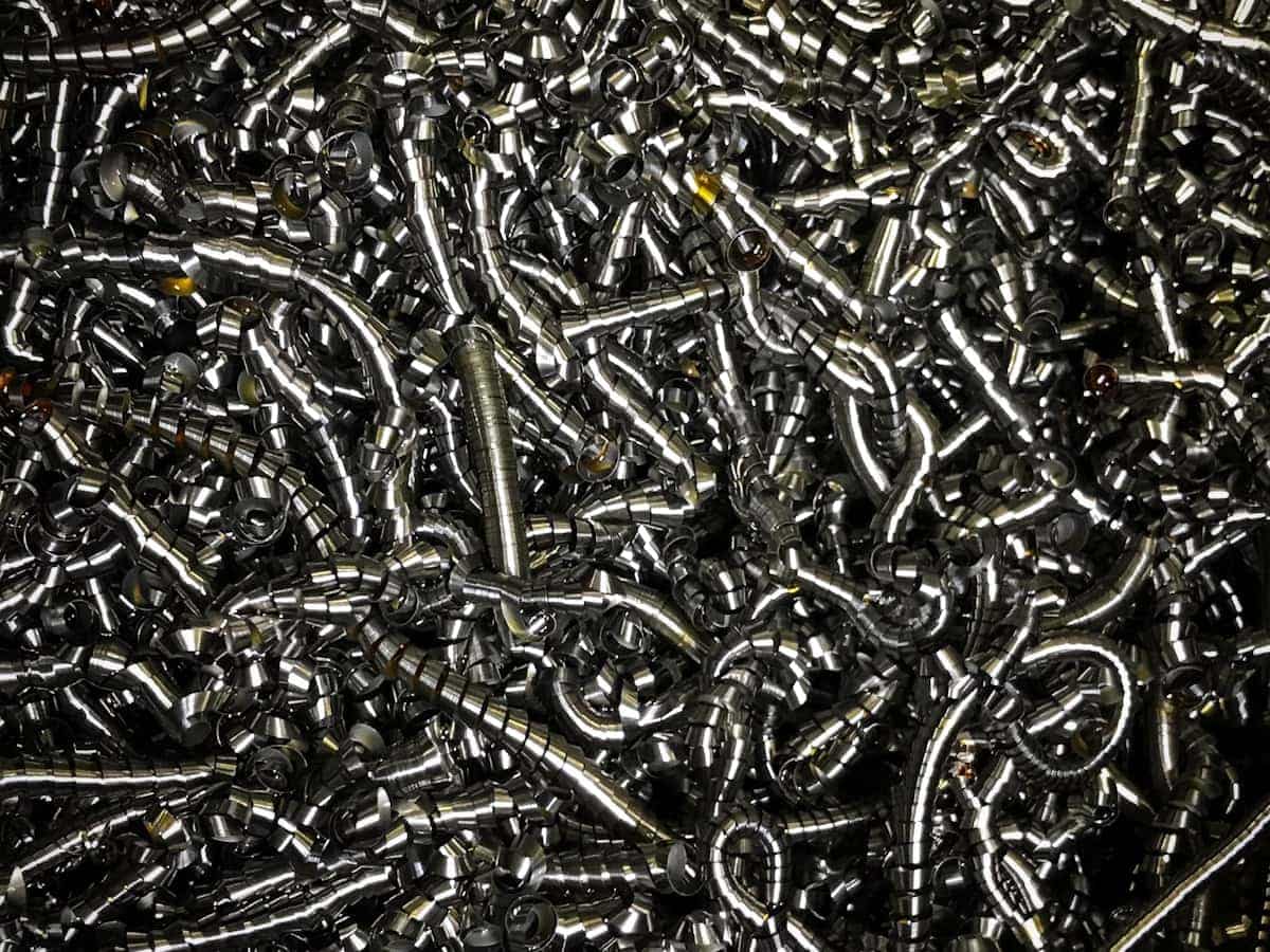 Så säljer ni produktionsspill från tillverkningen – en guide